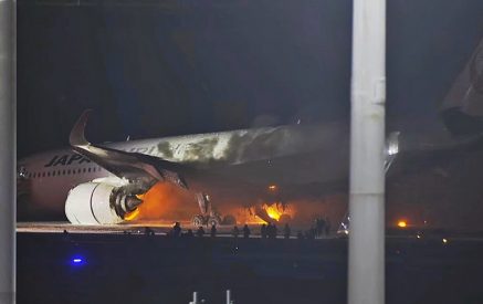 В аэропорту Токио загорелся пассажирский самолет