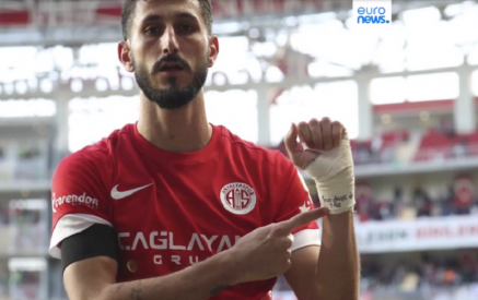 Турецкий суд предъявил обвинение израильскому футболисту. Euronews