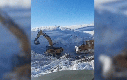 С помощью спецтехники проводятся работы по уборке снега на межпозиционных территориях
