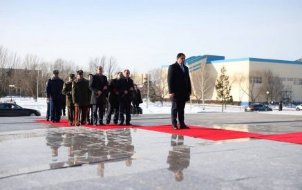 Сурен Папикян посетил мемориал «Защитникам Отечества» в Казахстане