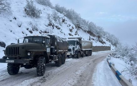 За сутки спасатели вывели из снежной блокады 17 грузовиков