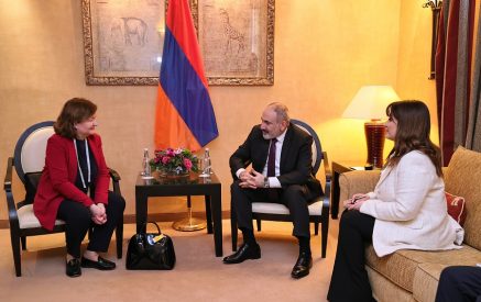 Натали Луазо поблагодарила Никола Пашиняна за награждение ее Медалью признательности Республики Армения и отметила, что и впредь продолжит свою активную деятельность на благо Армении и дружественного армянского народа