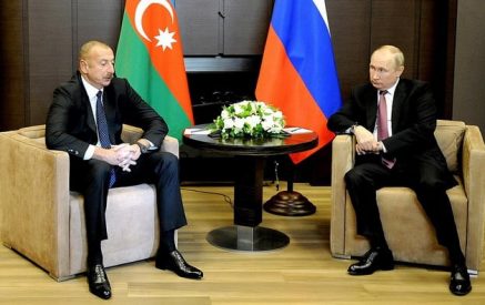 Путин поздравил Алиева с победой на президентских выборах