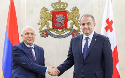 Посол Смбатян и министр обороны Грузии затронули тему сотрудничества между Арменией и Грузией в сфере обороны