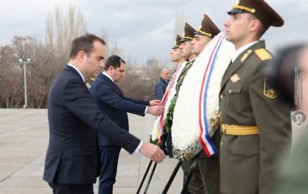 Министры вооруженных сил Франции и Армении возложили венки к мемориалу, увековечивающему память жертв Геноцида армян