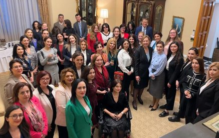 «Я уверена, что в вопросе демократического прогресса и противостояния участие таких женщин, как вы, очень важно для Армении». Посол Куинн — женщинам-лидерам
