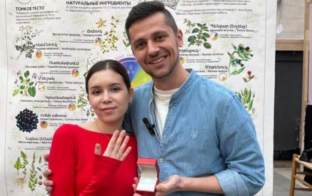 Российский турист сделал предложение руки и сердца, спрятав кольцо в хлеб с женгялом. «А1+»