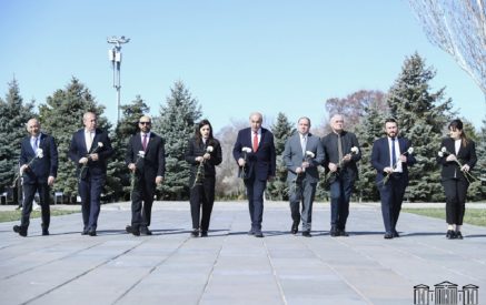 Грузинские парламентарии посетили мемориальный комплекс в Цицернакаберде