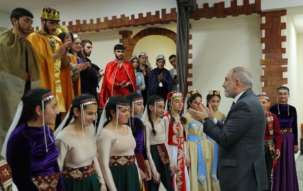 Никол Пашинян по приглашению учащихся средней школы населенного пункта Зар присутствовал на спектакле «Царь Пап»