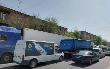 Закрыта дорога Ереван-Эчмиадзин, есть закрытые улицы и в Ереване