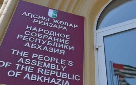 Вопреки желанию президента, парламент Абхазии не хочет ужесточать наказание за «клевету» в адрес властей. JAMnews