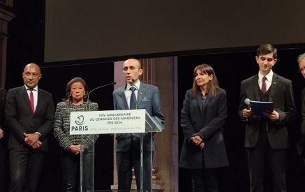 Анн Идальго наградила Артака Бегларяна высшей медалью города Парижа «Гран вермей»