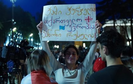 «Мы никогда не согласимся на власть России!». Многотысячный молодежный марш в Тбилиси против «закона об иноагентах». JAMnews