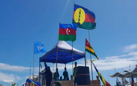 На протестах в Новой Каледонии поднят флаг Азербайджана