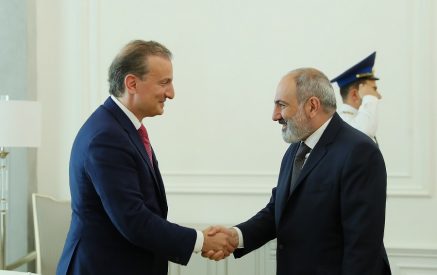 Пашинян приветствовал визит Логотетиса в Армению и отметил, что это хорошая возможность обсудить вопросы сотрудничества и реализации инвестиционных проектов в нашей стране