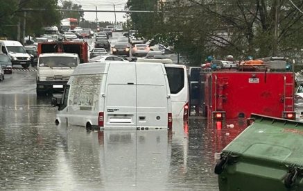 Автобус и 4 легковых автомобиля застряли в дождевой воде