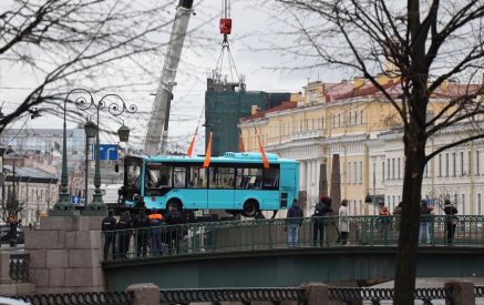 Трагедия в Санкт-Петербурге: 7 человек погибли в результате падения автобуса в Мойку
