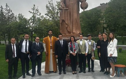 В Ашхабаде открыли памятник Саят-Нове