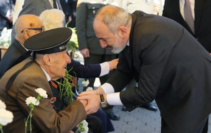 Никол Пашинян подошел к пришедшим в парк ветеранам, чтобы поздравить их с праздником и пожелать здоровья