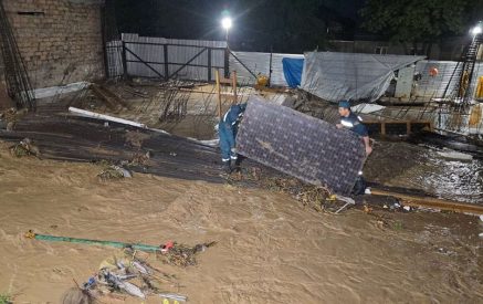 Подпорная стена реки Вохчаберд обрушилась, в результате чего были затоплены близлежащие дома и улицы
