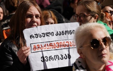 «Еще один российский закон». Подробно о том, как в Грузии собираются ограничить права ЛГБТ. JAMnews