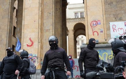 Месяцы насилия: что произошло в Грузии между инициированием закона «об иноагентах» и его принятием. JAMnews