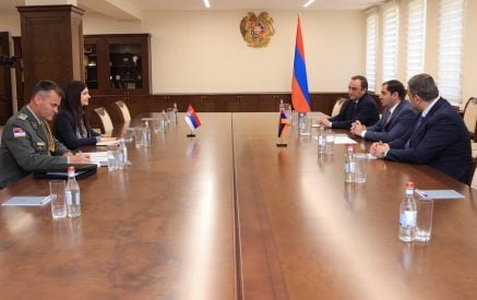 Министр обороны поздравил подполковника Звездана Кричака с аккредитацией в Армении и пожелал продуктивной работы