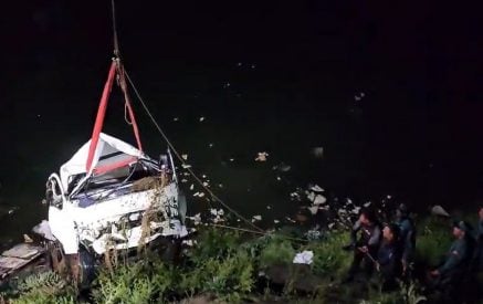 Автомобиль упал в реку Раздан. Есть жертвы