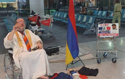 На 41-й день голодовки Лео Николян вылетел из Армении во Францию