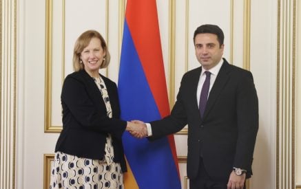В центре внимания беседы Симоняна и Куинн были ряд вопросов межпарламентского сотрудничества Армения-США, а также двустороннего взаимодействия