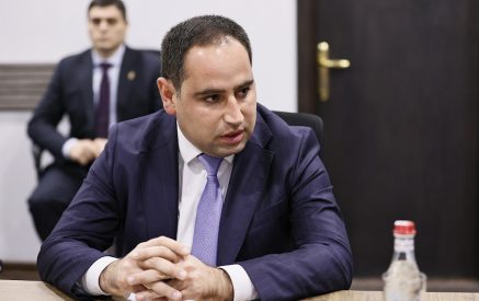 Никол Пашинян представил аппарату министерства территориального управления и инфраструктур новоназначенного министра Давида Худатяна