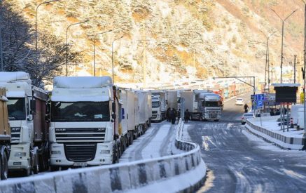 На трассе Ашоцк-Бавра местами гололед, автодорога Степанцминда-Ларс открыта