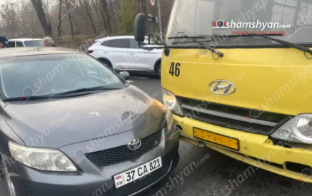 Водитель автобуса был в нетрезвом состоянии. Произошло столкновение автобуса, обслуживающего маршрут № 46, с автомобилем «Toyota». Shamshyan.com