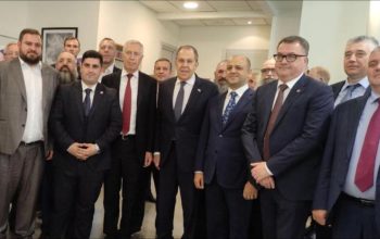 Министр Лавров с благодарностью принял подарок и тут же прикрепил его к своему костюму прямо на месте встречи. Айк Дердзян