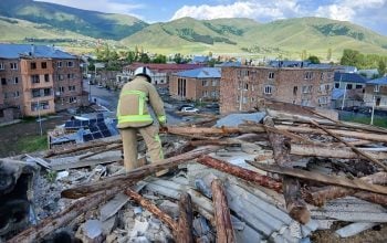 В Апаране и Лусагюхе из-за сильного ветра были повалены солнечные панели и водонагреватели, электроопоры, деревья, повреждены крыши и автомобили