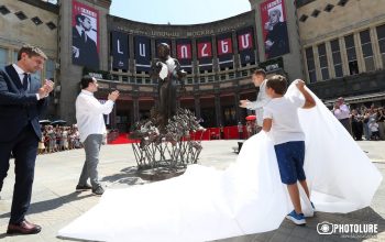 Идея скульптуры возникла из того символического момента, когда во время исполнения песни «La Bohème» Азнавур на сцене вынимал свой белый платок и танцевал под богемную мелодию