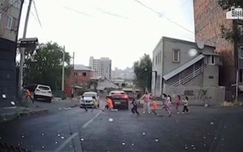 В отношении женщины, которая перевела детей через дорогу в не предназначенном для пешеходов месте, был составлен протокол об административном правонарушении