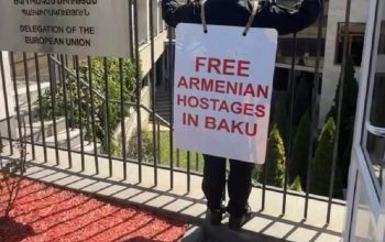 Армен Ашотян, прикованный к решетке офиса ЕС: он требует освобождения армянских заключенных в Баку