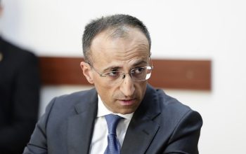 Премьер-министр представил аппарату министерства труда и социальных вопросов новоназначенного министра Арсена Торосяна