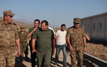 Сурен Папикян посетил строящиеся воинские части модульного типа