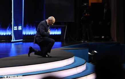 «Слава мученикам и да здравствует Республика Армения». Никол Пашинян