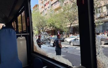 В результате взрыва автомобиля на улице Амиряна был также повреждён автобус №58