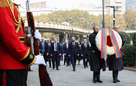 В Тбилиси министр иностранных дел Армении Арарат Мирзоян возложил венок у Мемориала Героев