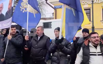 Участники акции, прошедшей у посольства Армении в Москве, потребовали освободить арестованных священнослужителей и предпринимателя Самвела Карапетяна, который выступал в защиту Армянской Апостольской Церкви