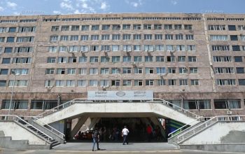 22-летний молодой человек, пострадавший в результате взрыва, был доставлен из Апаранской больницы в Ереван на вертолёте. Shamshyan.com