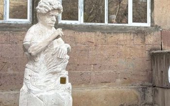 Скульптура Левона Токмаджяна будет демонтирована с территории двора средней школы Зангакатуна