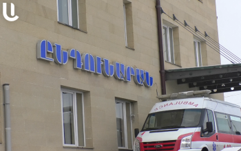 Необычный инцидент в Гюмри: 4-5 человек, выйдя из машины, ранили ножом молодого человека, стоявшего на остановке